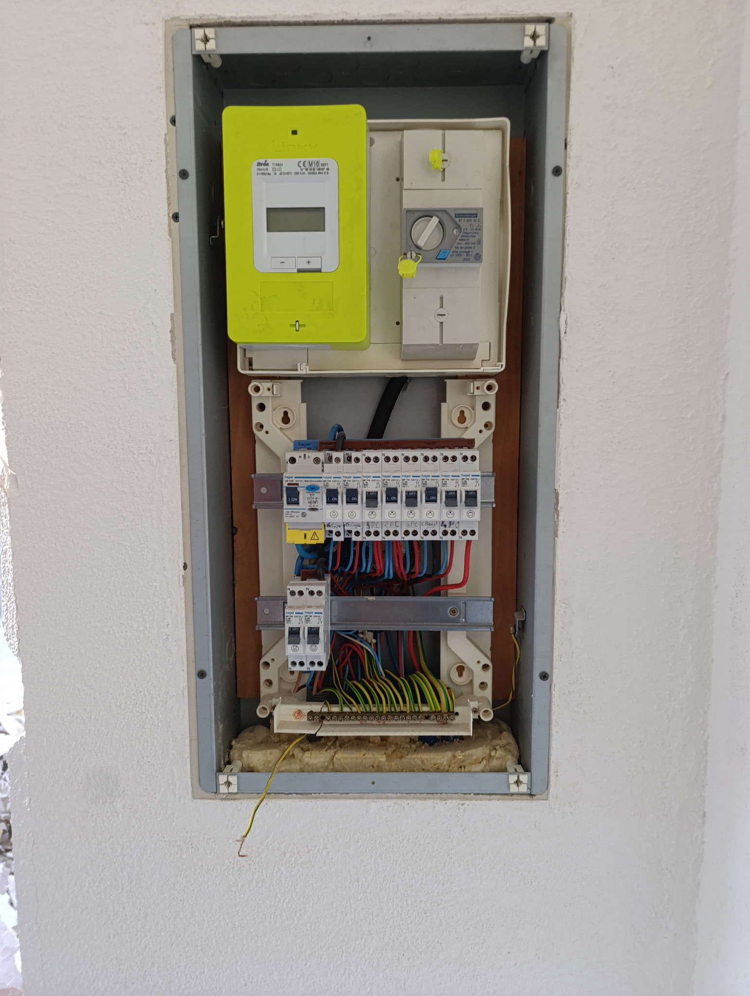 Ancien tableau électrique avec compteur Linky avant rénovation, chantier DO'Elec à Rainans