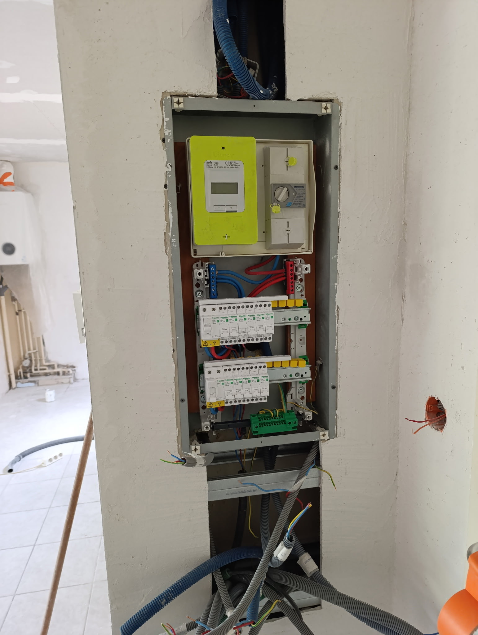 Câblage d'un tableau électrique en cours de mise aux normes NF C15-100 dans le Jura