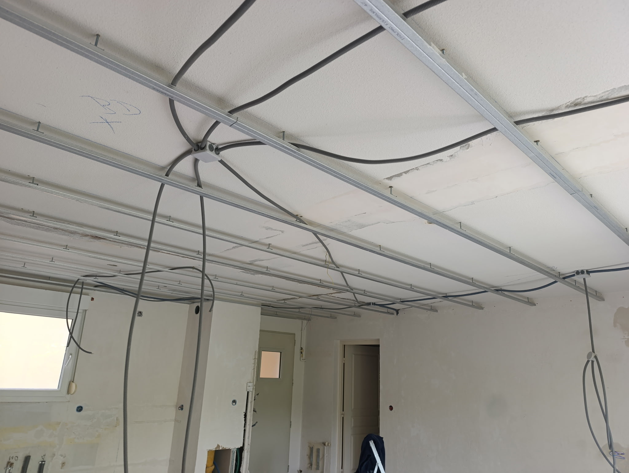 Passage de gaines électriques en plafond pour la création de circuits dans une habitation